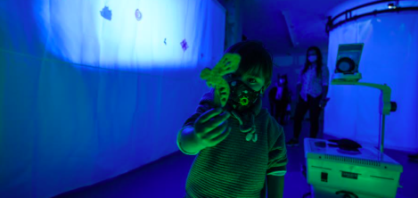 Niño en un cuarto oscuro con un juguete en la mano