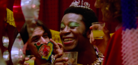 Película La reina diabla (A Rainha Diaba) Tres personas trans con traje de fiesta