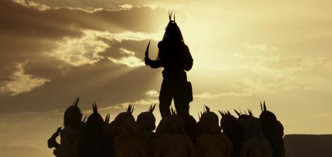 Hombres bailarines reunidos en un desierto
