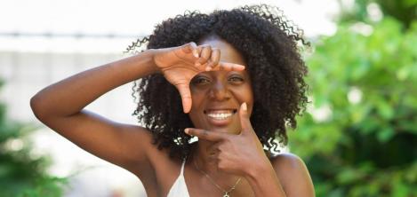 Joven tomando foto con las manos 