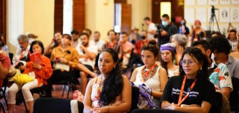Grupo de personas en un salón