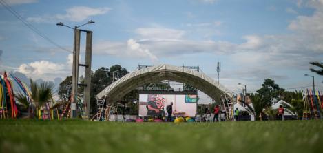 Parque con pantalla grande para proyección de cine
