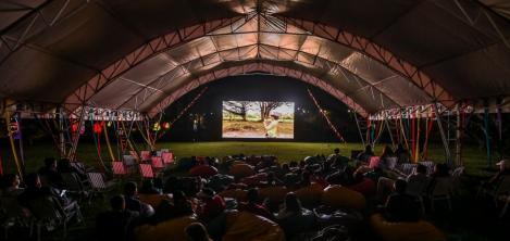 Personas en un parque viendo películas 