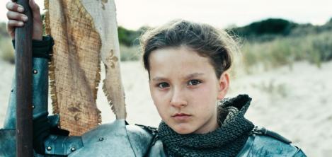 niña con traje de armadura 