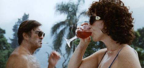 Mujer y hombre tomando un trago 