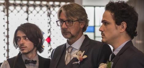 Papá con dos hijos vestidos elegantes 