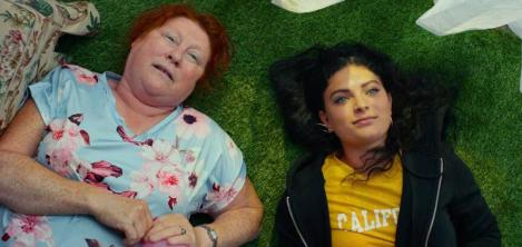 Dos mujeres acostadas mirando hacia el cielo 