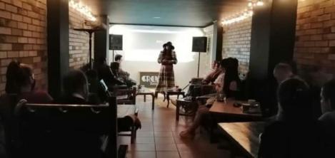 Sala de cine con proyección 