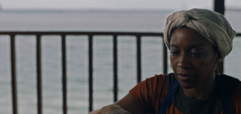 Mujer afro con el mar de fondo