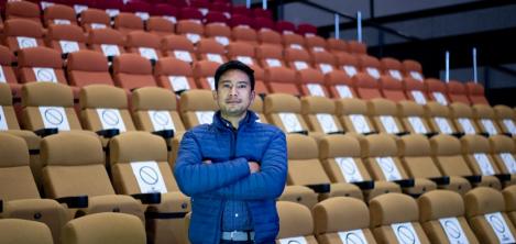 hombre en sala de cine 