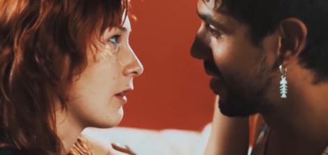 Mujer y hombre mirando a los ojos